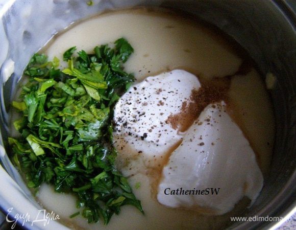 добавим соль, перец, мускатный орех, сметану, мадеру, сок лимона и рубленую петрушку.