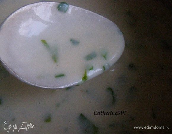 Прогреем, не доводя до кипения, иначе сметана может свернуться. В самом конце вмешаем в соус сливочное масло маленькими кусочками. Соус готов.