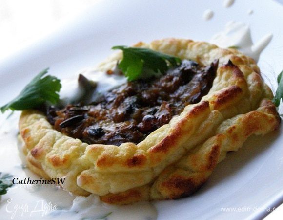 Ватрушки подаем горячими с соусом или сметаной.