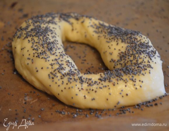 1 яйцо взбить и смазать им баранки, посыпать маком и выпекать при 180 гр. 15 минут. ВСЕ!!!