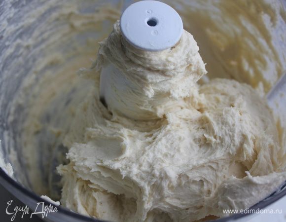 Я делаю все в комбайне. Для начала холодное масло нарежьте небольшими кубиками и смешайте с мукой до получения крошки, потом последовательно добавьте сметану, яйцо и водку. Когда получится такой комок, выключите комбайн, времени потребуется очень мало: 1–2 минуты. 