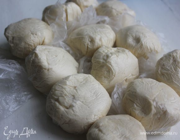 Тесто поделите на 12 колобков, заверните в целлофан и отправьте в холодильник на 3 часа.
