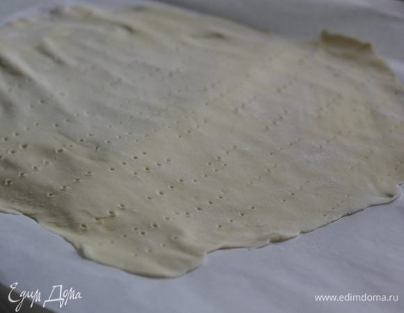 Для удобства раскатайте тесто очень тонко на пергаментной бумаге, на ней же отправьте в духовку. Проколите вилкой, иначе будет пузыриться.