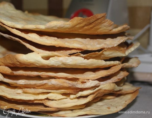 Выпекайте при температуре 200°C около 8 минут. Надо смотреть по толщине коржа. Выпекайте до хрустящего состояния. Корж легко отскакивает от бумаги, после того как остынет.<br />
Я специально не обрезаю по форме коржи в сыром раскатанном виде, мне очень нравится обрезать их, когда они испеклись и остыли. Они хрустят под ножом так сладко, что невозможно себе в этом отказать.