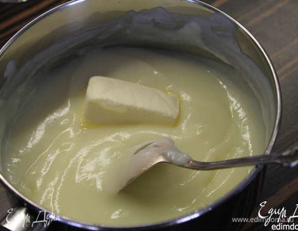 Теперь о креме. Идея возникла благодаря нашей любимой Евушке. Фото крема ее.<br />
Яйца перемешайте с крахмалом и сахаром, добавьте 0,5 стакана молока, перемешайте, влейте остальное молоко и поставьте на сильный огонь. Непрерывно мешайте, варите после закипания 2 минуты. Остудите, добавьте масло, ванилин. Все подробности смотрите у Евы (http://www.edimdoma.ru/retsepty/39464-konditerskiy-krem-patisier-creme-patissiere).<br />
В остывший крем добавьте по одной ст. л. взбитые сливки, аккуратно перемешайте. В итоге нежный заварной крем «Муслин» готов пропитывать наши хрустящие коржи.