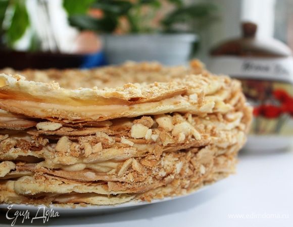 Соберите торт слой за слоем. Посыпьте измельченными обрезками и поставьте в прохладное место на 1–2 часа (лучше — на ночь). Я ставлю на 1 час, торт хрустит и ломается, его невозможно нарезать, но в этом и вся прелесть: слизывать крем с пальцев и чувствовать себя маленькой девочкой.