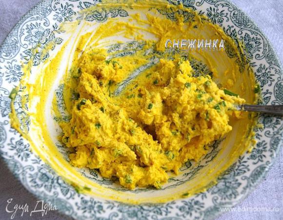 Добавьте зеленый лук, соль, молотый перец по вкусу, перемешайте. Я соль не добавляла.