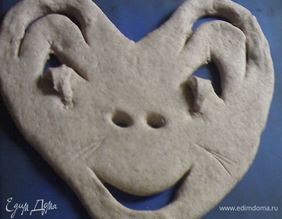 После замеса сформировать что-нибудь веселое.  Смазать олив.маслом. Посыпать морской солью и молотым кориандром (по желанию).Дать постоять 30 минут.