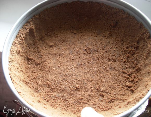 Подходящая форма для пирога диаметр 26 см. На дно  формы положить пергаментную бумагу.

ОСНОВА. По рецепту самое подходящее печенье для основы пирога - это Орео, но, к сожалению, я их не достала и использовала другoe шоколадное. Печенье измельчить с помощью  блендера, добавить растопленное сливочное масло и хорошо перемешать. Выложить измельченную  массу в форму, распределить по всей форме, сделать  бортики  и хорошо утрамбовать.
