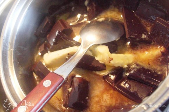 ШОКОЛАДНЫЙ ТОРТ. Включить духовку, чтобы разогрелась до 185 °C. Сливочное масло и шоколад растопить на водяной бане.