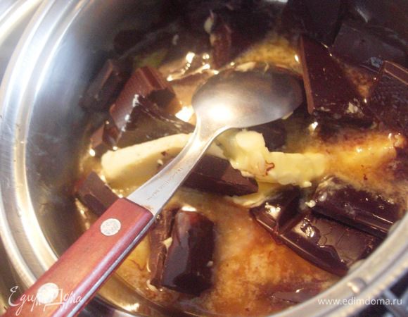 ШОКОЛАДНЫЙ ТОРТ. Включить духовку, чтобы разогрелась до 185 °C. Сливочное  масло и шоколад растопить на водяной бане.