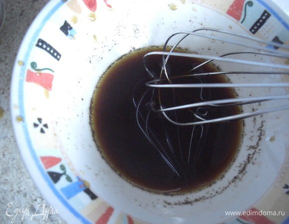 В маленькой  отдельной миске венчиком смешать кофе эспрессо, растворимый  кофе, соль, ванильный сахар и  ром. Получилась кофейная смесь, пока отложить ee в сторону.