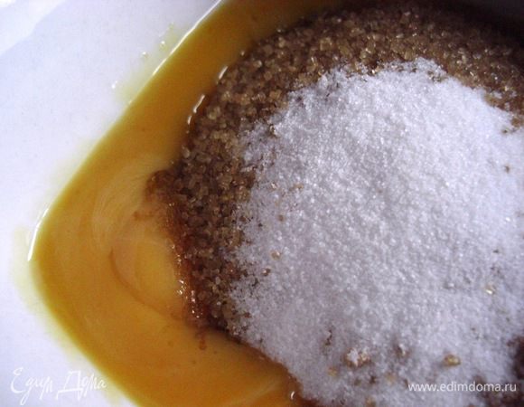 6 яиц разделить на белки и желтки. C помощью миксера взбить яичные желтки с сахаром  и в них добавить кофейную  смесь. Венчиком хорошо  перемешать. 