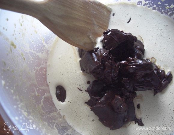 Взбить яичные белки до очень крепких пиков и постепенно ввести в них растопленный шоколад с маслом.
