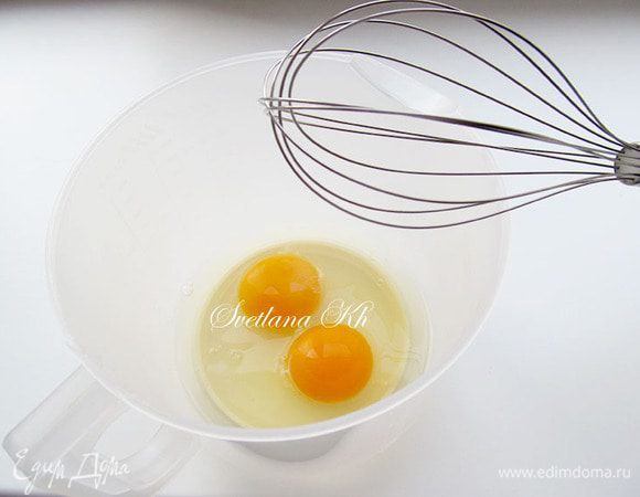 Яйца взбить до бела с сахаром, до  полного растворения крупинок.