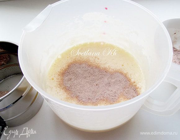 Добавить просеянные, сыпучие  ингредиенты к взбитым яйцам. Аккуратно вмешать в одном направлении, чтобы не нарушить воздушной структуры теста.