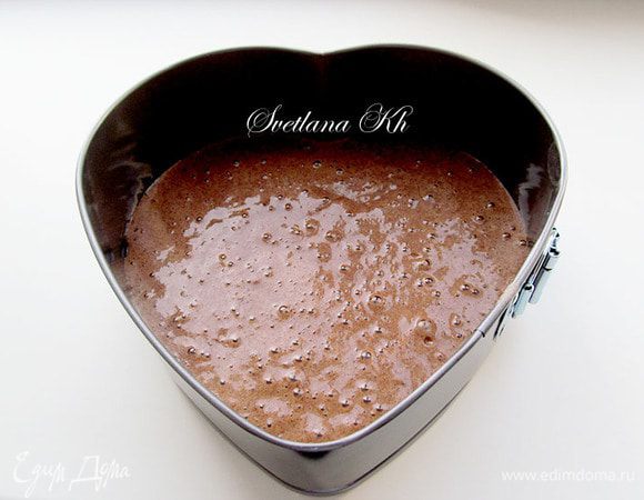 Форму выстелить пекарской бумагой. Я обычно кладу ее на дно, а потом замыкаю форму, лишнюю бумагу срезаю. Тесто вылить в форму, постукивая, помочь тесту хорошо распределиться по форме. Выпечь бисквит в духовке, при 170 гр., 10-15 минут. 