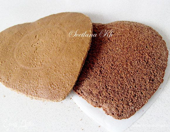 Готовый бисквит остудить в форме,  затем вынуть, разрезать вдоль  на два одинаковых бисквита.