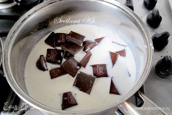 Шоколад растопить в горячем молоке и размешать смесь до однородности.