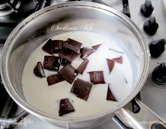 Шоколад растопить в горячем молоке и размешать смесь до однородности.