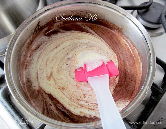 В шоколадную массу на огне тонкой струйкой ввести взбитые яйца, при этом быстро размешивая смесь. Она получается вся воздушной и в пузырьках воздуха. Держать на огне еще 2-3  минуты, непрерывно помешивая до загустения. Остудить до 50 гр.