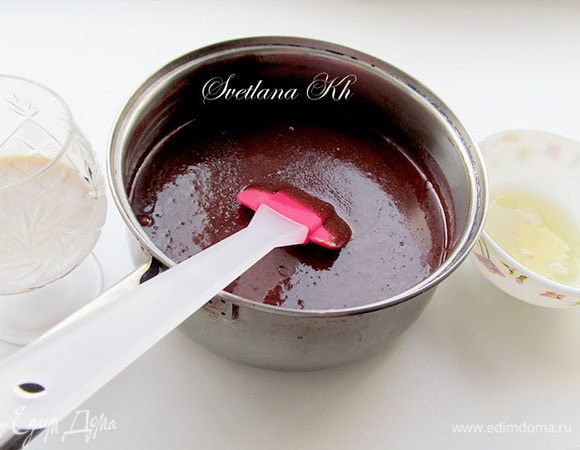 Желатин залить водой и дать ему набухнуть. Потом прогреть 10 сек. в микро до растворения, но не нагревать до кипения.
В получившуюся шоколадную массу добавить ликер и желатин. Все размешать до однородности. Остудить и оставить при комнатной температуре