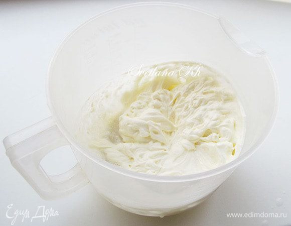 Сливки взбить с оставшимся сахаром до пиков. Лучше сделать это сразу для двух видов мусса, чтобы было быстрее, но я взбивала для каждого вида мусса отдельно.