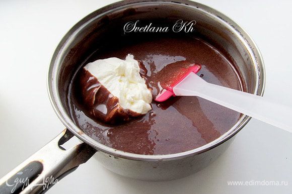 Аккуратно соединить сливки с шоколадной массой. Оставить при комнатной температуре.Шоколадный мусс готов.