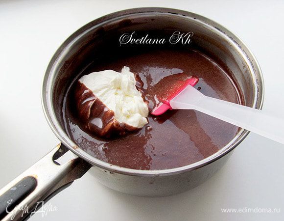 Аккуратно соединить сливки с шоколадной массой. Оставить при комнатной температуре.Шоколадный мусс готов.