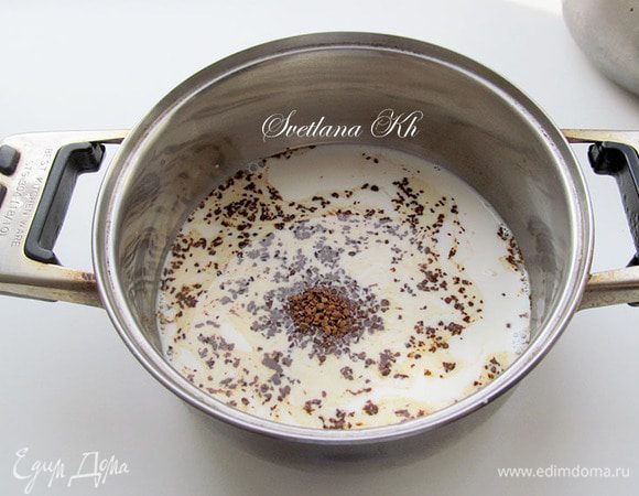 Готовим кофейный мусс.
 В молоке растворить кофе, добавить часть сахара. Нагреть. Яйцо взбить до пышной белой массы.