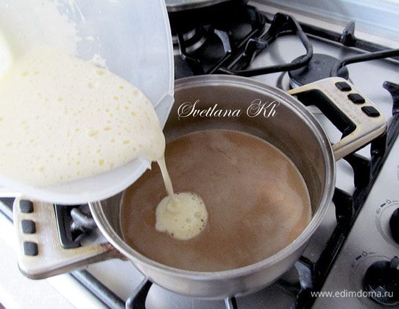 Тонкой струйкой добавить взбитое яйцо в кофейную массу, тщательно все размешивая. Масса  очень пышная и воздушная. Оставить на огне еще на 2 минуты до загустения. Убрать с огня, немного остудить.