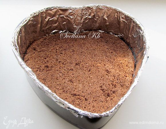 Бортики формы выстелить специальной пленкой  для тортов или фольгой.  Дно - пекарской бумагой. Выложить слой бисквита. Пропитать его пропиткой.