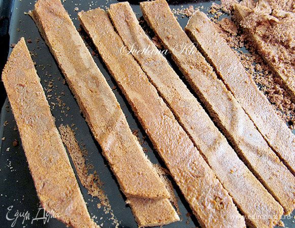 Дополнительный бисквит нарезать одинаковыми полосками. У меня был готовый бисквит. Если такого нет, можно его выпечь в плоской форме, небольшого размера 20х30 см, из расчета на 1 яйцо.
Разрезать бисквит на полоски лучше с помощью линейки, чтобы все они были одинакового размера. Я понадеялась на свой глазомер и ошиблась.....