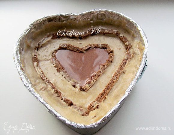 Выложить разрезанные полоски на застывший шоколадный мусс таким образом, чтобы расстояние между ними было одинаковым. У меня получилось очень неуклюже и позже мне пришлось добавить еще одну полоску, на фото это не запечатлела. А пространство между полосами заполнить кофейным муссом. Кофейного мусса оказалось маловато и серединку я заполнила шоколадным. В следующий раз я учту свою ошибку и увеличу количество ингредиентов. Все подравнять и снова поставить в морозилку на 30 минут для застывания.