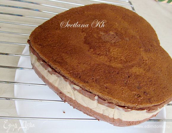 Достать торт из холодильника, освободить от формы и фольги. Поставить его на решетку, решетку - на блюдо и залить гляссажем. Снова убрать на холод. Для застывания понадобится не менее часа. Украсить торт по желанию. Я использовала шоколадно-ореховые чипсы.