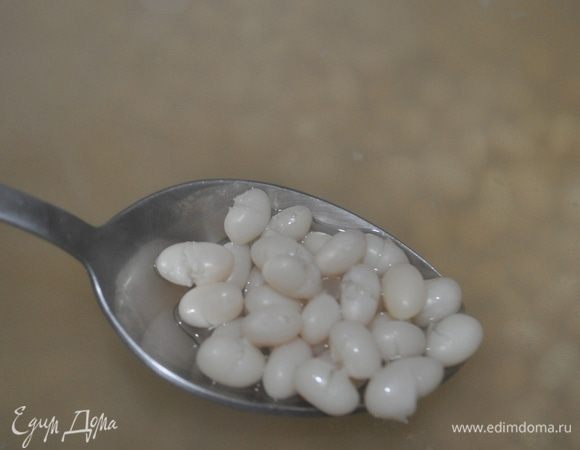 Фасоль замочить на ночь в холодной воде. Воду слить, фасоль промыть, вновь залить водой, поставить на огонь и варить до готовности, примерно полтора часа.