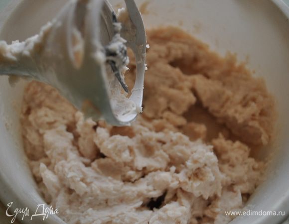 измельчить с помощью блендера или прокрутить через мясорубку.