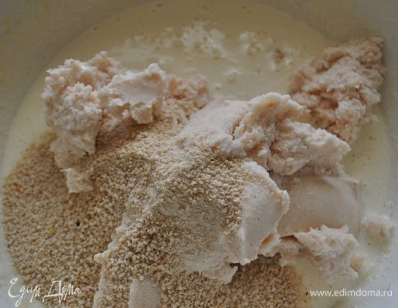 Отделить яичные белки от желтков в миску и поставить в холодильник. Желтки растереть с сахаром до белгого цвета, переложить в миску с фасолью, тщательно перемешать. Часть сухаей отложить для посыпки формы, остальные добавить в фасолевую смесь.