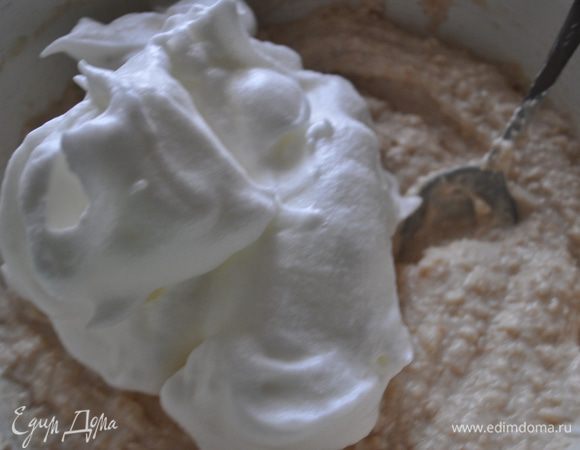 Охлажденные белки взбить в густую пену, осотрожно ввести в фасолевое тесто, перемешать.