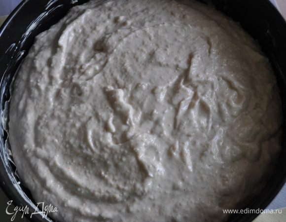 Форму для выпечки выстелить бумагой, смазать сливочным маслом, присыпать сухарями, выложить тесто, поставить в разогретую до 180 градусов духовку и выпекать 45 минут. Готовнсть проверить деревянной шпажкой или спичкой.