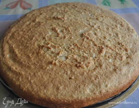 Готовый бисквит остудить в форме.