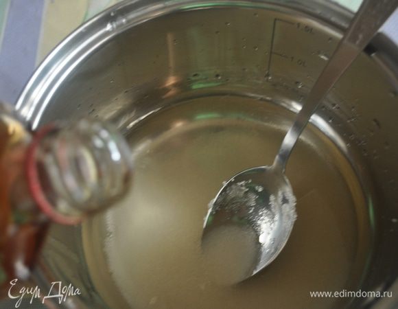 Приготовить крем. В сотейник влить воду, всыпать сахар и ванильный сахар, добавить коньяк. Поставить на огонь, довести до кипения, охладить.