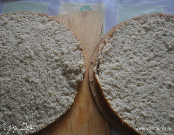 Готовый бисквит остудить в форме, вынуть и разрезать на 2 пласта. 