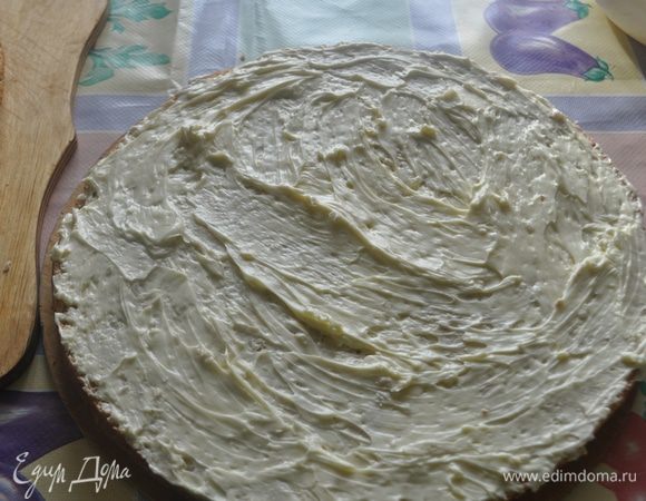 Промазать кремом, сложить их друг на друга. 