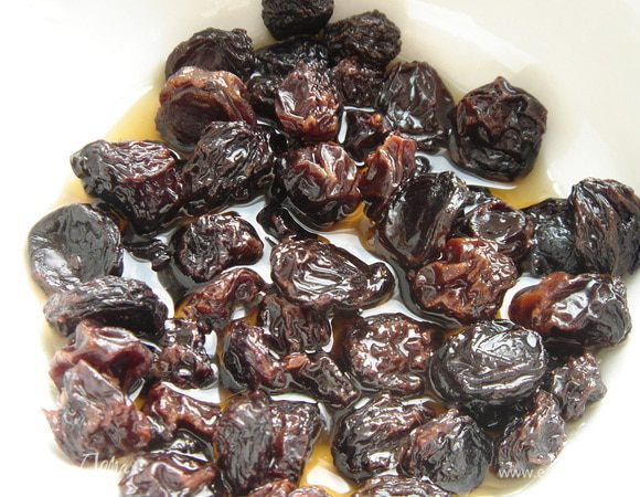 Изюм замочить в портвейне или воде.