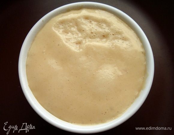 Дрожжи растереть с сахаром,соединить с мукой и развести смесь в жидком молоке. Накрыть миску плёнкой и убрать в тёплое место минут на 15.