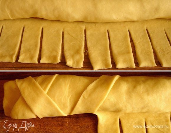 Не завёрнутое в рулет тесто разрезать поперёк на чётное количество полос. Попарно уложить полоски теста крест на крест вокруг рулета, концы подвернуть.