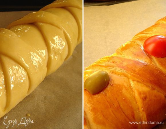 Переложить рулет на противень,застеленный пергаментом, и смазать смесью желтка и молока. Выпекать при 180*С до золотистой корочки. Остудить. Приятного аппетита!