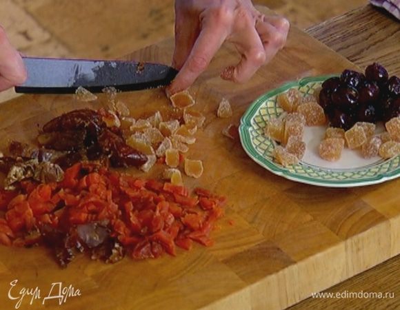 Курагу, финики и имбирные цукаты порезать на небольшие кусочки.