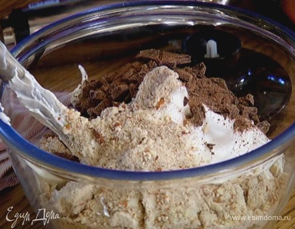 Добавить измельченные орехи, шоколад и все перемешать.